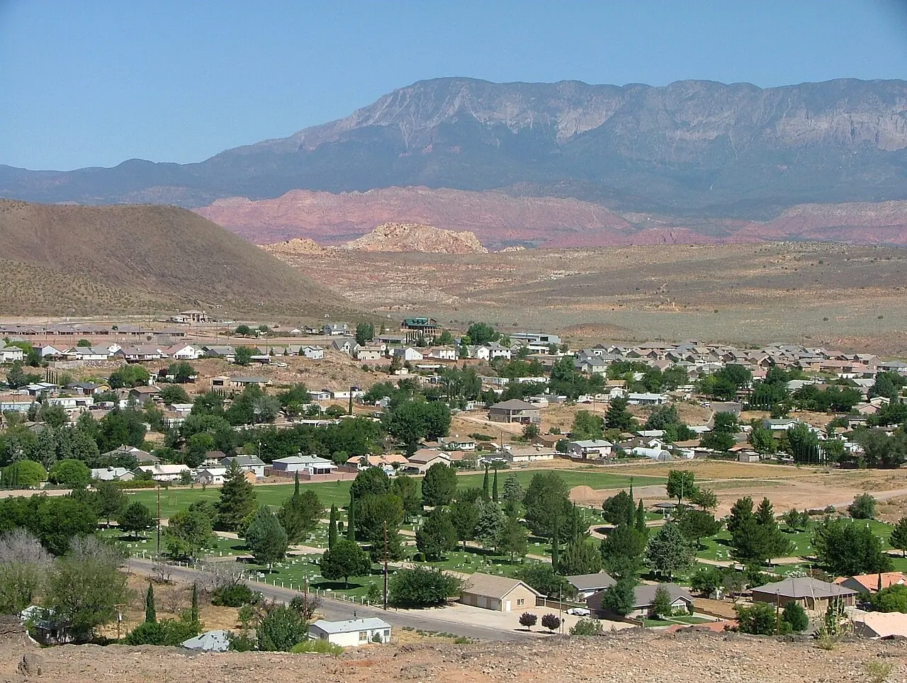 Homes and mountain slopes in Hurricane