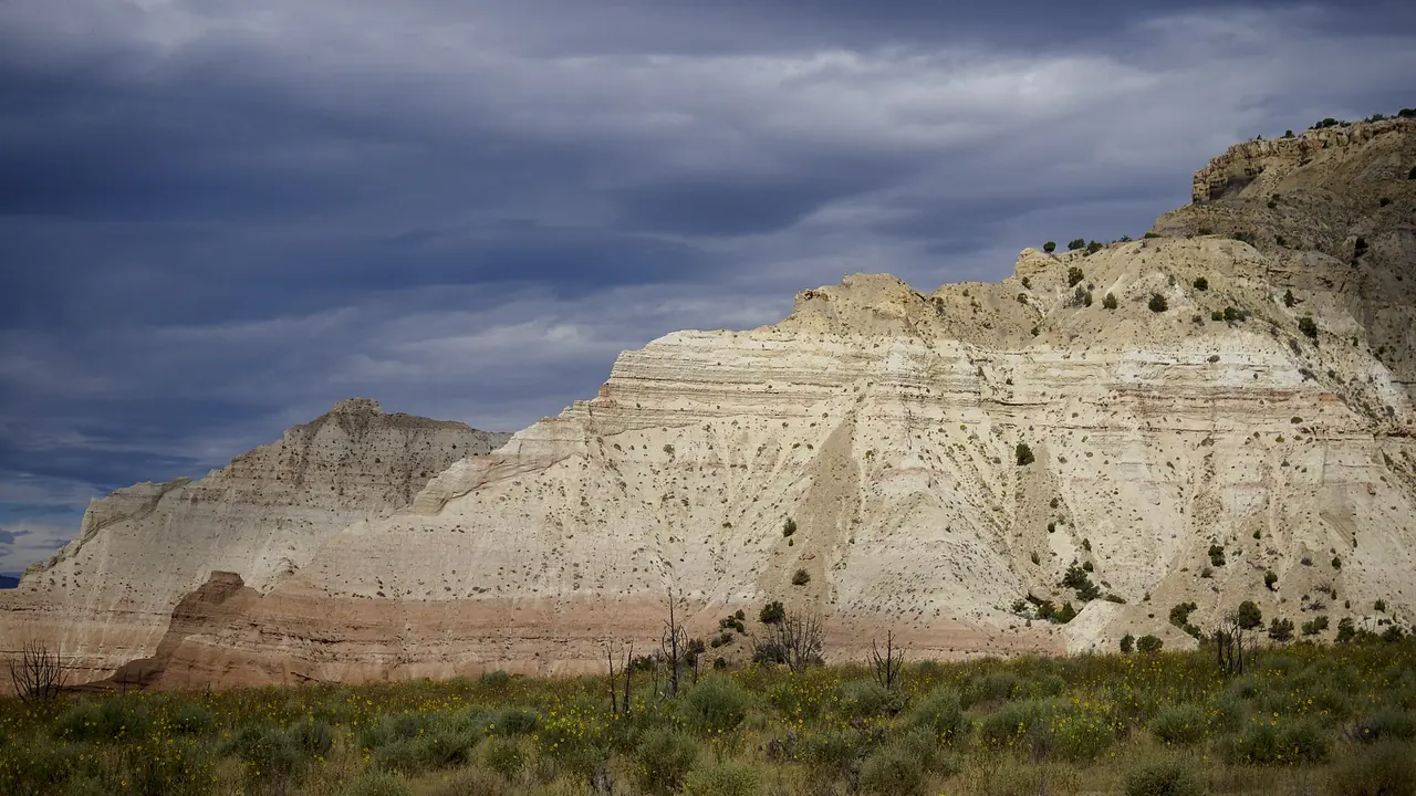 Colorful sandstone cliffs and rock chimneys in Kodachrome Basin State Park
