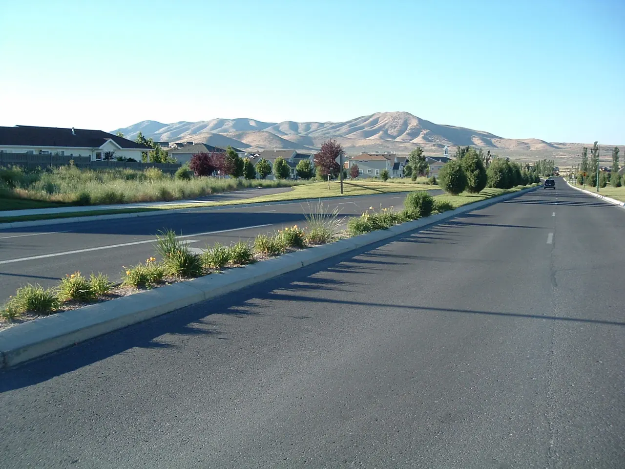 Pony Express Parkway running north through Eagle Mountain toward the mountains